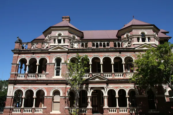 遗产列出组六个 层的露台房子位于记利佐治街和霭仪街 布里斯班 昆士兰州 澳大利亚的角 — 图库照片