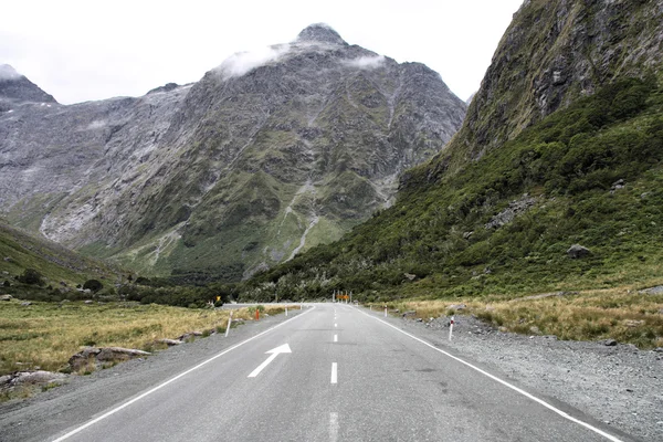Nueva Zelanda Fiordland Camino Milford Sound Entre Majestuosas Montañas — Foto de Stock
