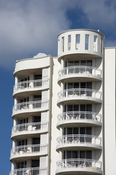 建物にオーストラリアで現代的なホテルのバルコニーから 白い外観 — ストック写真