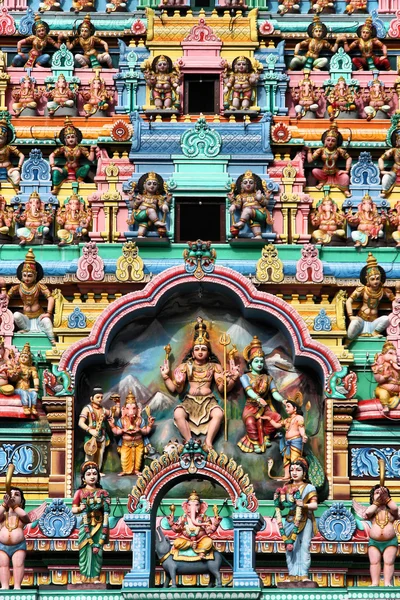 在新加坡的 Sri Veeramakaliamman 印度教艺术 多彩的雕塑 — 图库照片