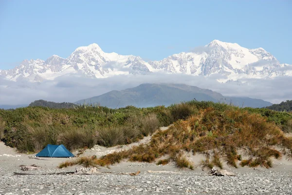 新西兰 脚的阿尔卑斯山南部皑皑吉列思皮家海滩露营 蓝色帐篷 — 图库照片