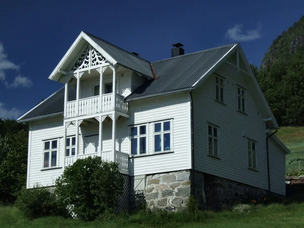 Bella casa bianca tradizionale ornata — Foto Stock