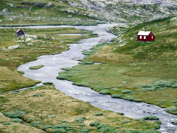 Einsame Häuser Fluss Norwegen — Stockfoto