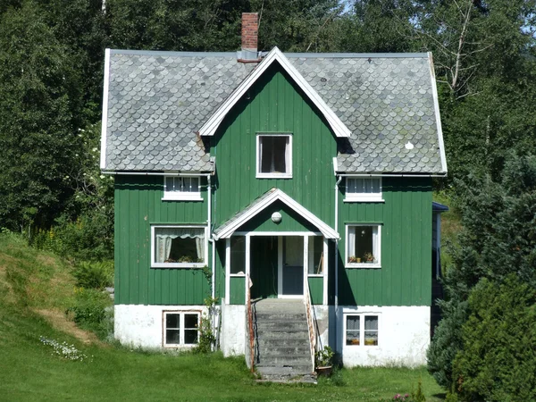 Casa Verde Bonita Noruega — Fotografia de Stock