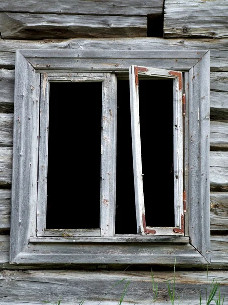 Fenêtre dans bâtiment en bois en ruine — Photo
