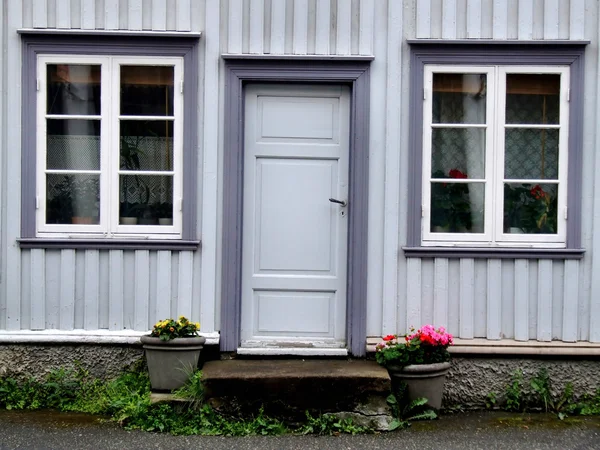 Gamla hus dörr och fönster — Stockfoto