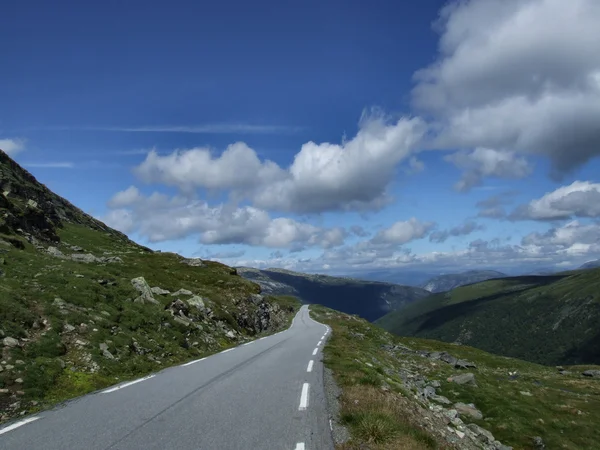 Scenic touristic road in Scandinavia — Stock Photo, Image