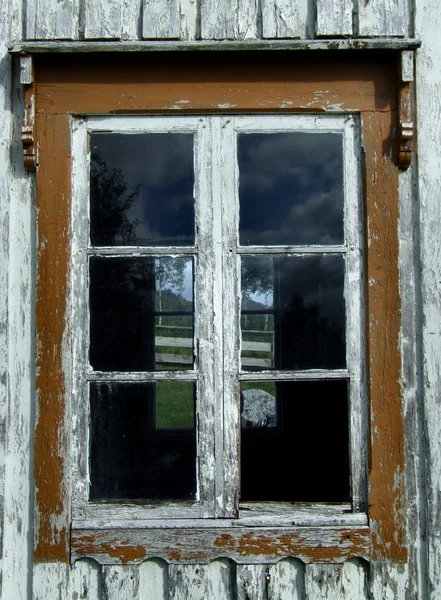 Vintage pencere ile soyulması boya — Stok fotoğraf