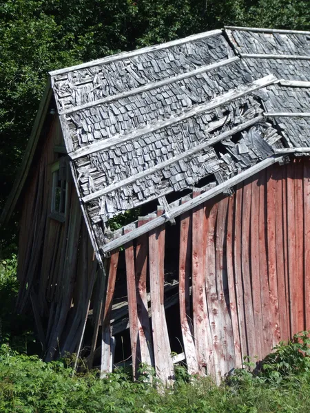 Руйнується дерев'яний будинок — стокове фото