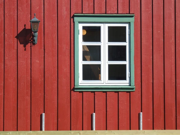 Kırmızı duvar üstünde pencere — Stok fotoğraf