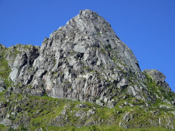 Montanha rochosa robusta no verão — Fotografia de Stock