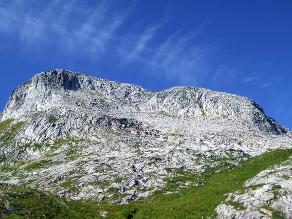 Rotsachtige berg en blauwe hemel — Stockfoto
