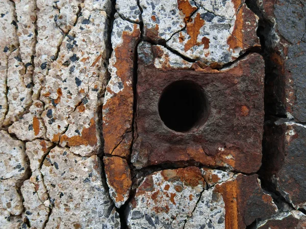 Roestige metalen element in betonnen wand — Stockfoto