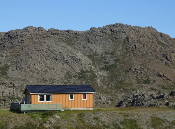 ノルウェーの山々 で小さなオレンジ木製ロッジ — ストック写真
