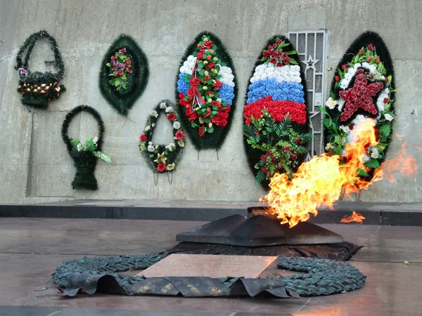 花の装飾とロシアの戦争記念館での火災 — ストック写真