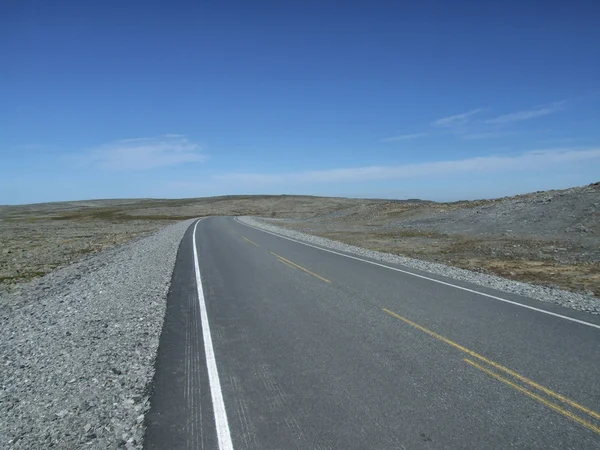 Estrada vazia e reta no deserto — Fotografia de Stock