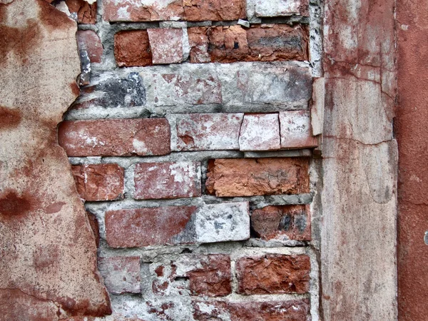 Verfall der roten bröckelnden Mauer — Stockfoto