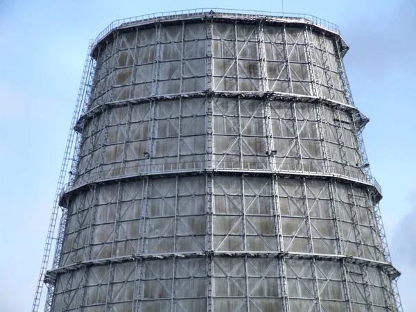 Torre de resfriamento de uma grande fábrica — Fotografia de Stock