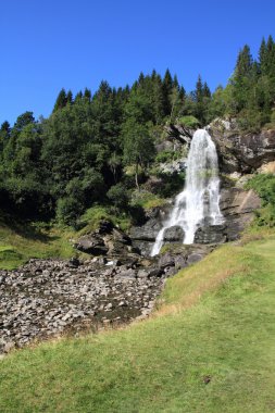 Norveç, hordaland İlçesi. meşhur steinsdalsfossen Şelalesi. İskandinav doğa.