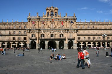 Plaza mayor - şehrin ana Meydanı Salamanca, castilla y leon, İspanya. Birçok turist ve yerel yürüyüş ve çevresinde oturan.