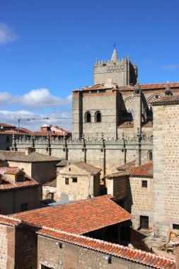 Avila kasaba ve ortaçağ şehir duvarlarından görülen Katedrali. castilia bölgesinde İspanyol yerler.