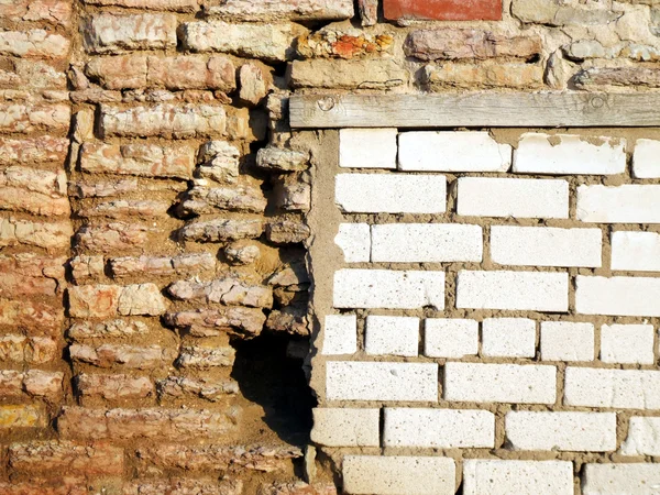 Nieuwe en oude bakstenen muren gezamenlijke — Stockfoto