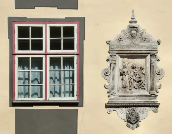 Unikátní okno a dekorativní znak — Stock fotografie