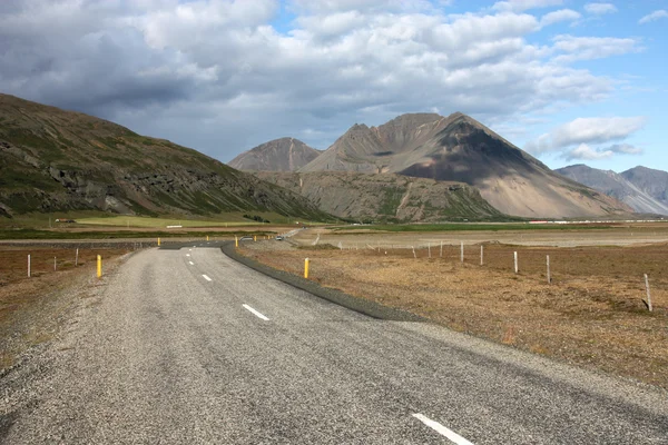 Знаменитая Кольцевая Дорога Исландии Горный Пейзаж — стоковое фото