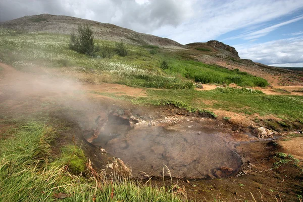 蒸热泉 Geysir 在冰岛附近的地热活动 旅游目的地 — 图库照片
