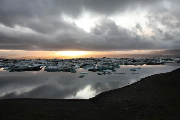 Jokulsarlon 在冰岛的礁湖上的冰山 著名的湖 瓦特纳冰原冰川旁边的游客的旅游目的地 — 图库照片