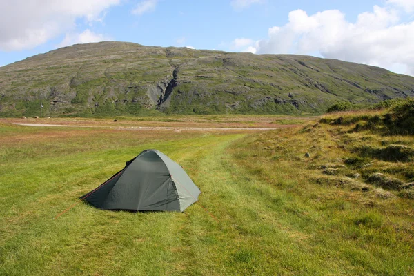 Obszar Lonsoraefi Góry Islandii Camping Zielonej Trawie — Zdjęcie stockowe