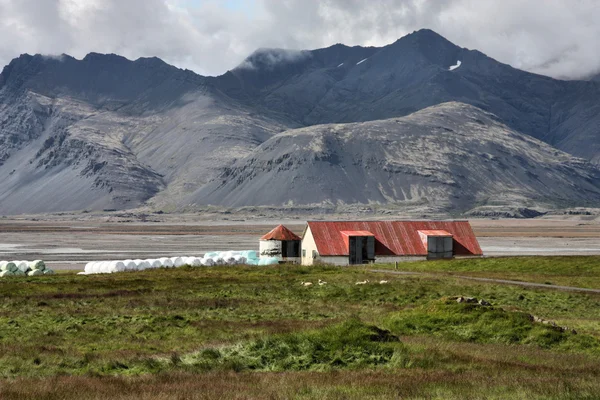 Antiga Fazenda Telhados Vermelhos Nas Montanhas Lonsoraefi Islândia Hdr Foto — Fotografia de Stock