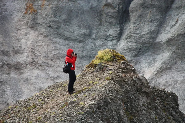 Női Turisztikai Bevétel Fénykép Lány Utazási Fotós Izlandon — Stock Fotó