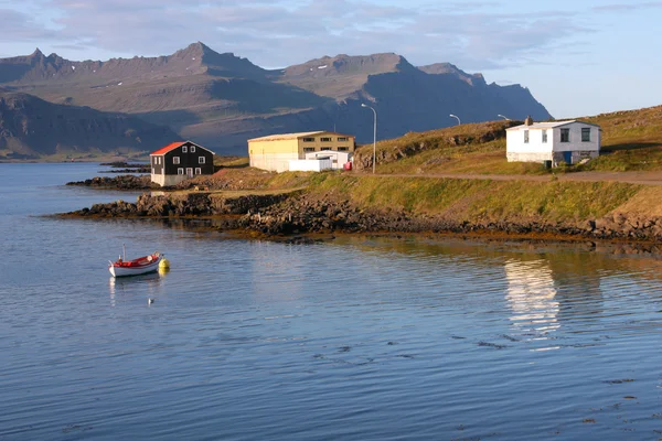 Djupivogur アイスランドの小さな漁村の町 山およびフィヨルド — ストック写真