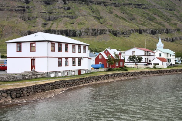 セイジスフィヨルズゥル アイスランドの美しい町で青い古い教会 バック グラウンドでの山 — ストック写真