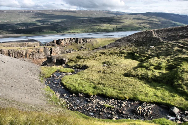 Красивый Пейзаж Исландии Озеро Лагарфлиот Видно Холмов Рядом Водопадом Хенгифосс — стоковое фото