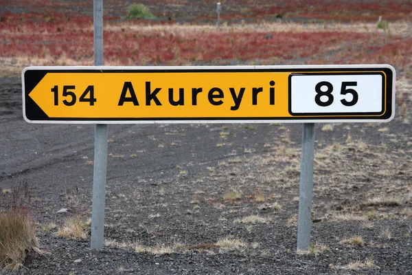 Zlanda Akureyri Için Büyük Ikinci Yön Gösteren Yol Işaretleri — Stok fotoğraf