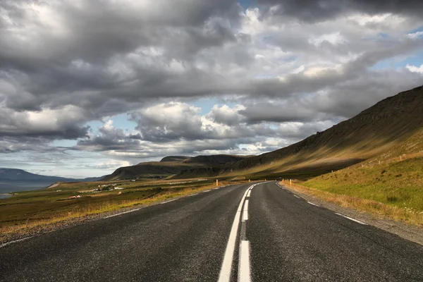 Ελικοειδούς Ορεινού Δρόμου Δίπλα Στο Φιόρδ Hvalfjordur Στην Ισλανδία — Φωτογραφία Αρχείου