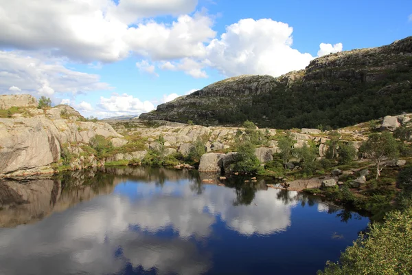 Noruega Condado Rogaland Bela Vista Pequeno Lago Trilha Para Preikestolen — Fotografia de Stock