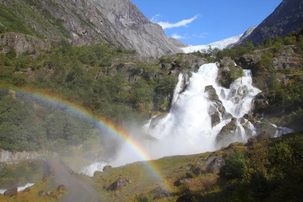 Jostedalsbreen 国家公园 Briksdalsbreen Briksdalen 山谷冰川的著名瀑布 — 图库照片