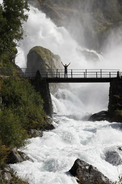 Turista Masculino Acima Uma Cachoeira Extremamente Poderosa Vale Briksdalen Parque — Fotografia de Stock