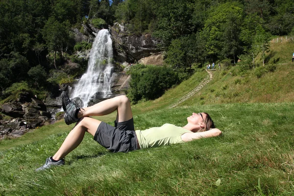 Mooie Vrouwelijke Toerist Hordaland Noorwegen Beroemde Steinsdalsfossen Waterval Scandinavische Natuur — Stockfoto