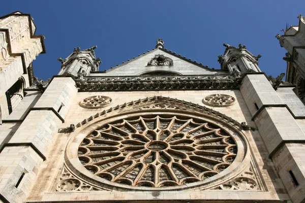 窗口中 卡斯蒂利亚莱昂的哥特式大教堂教堂 Leon 西班牙 — 图库照片