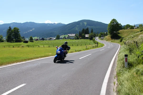Мотоцикл в Альпах — стоковое фото