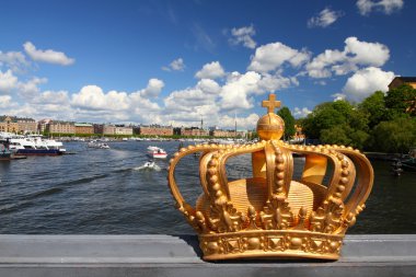 Stockholm, İsveç. skeppsholmsbron (skeppsholm Köprüsü) ünlü yaldızlı tacını ve arka planda strandvagen.