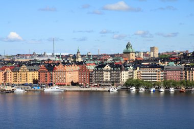 Stockholm, İsveç. sodermalm Adası, riddarfjarden kanal genelinde görülen kungsholmen Adası manzarası.