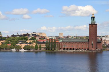 Stockholm, İsveç. Sodermalm Adası, riddarfjarden kanal genelinde görülen manzarası, kungsholmen Adası ile ünlü Belediye Binası (stadshuset).