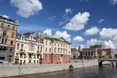 Stockholm, İsveç. Norrmalm ilçe, ünlü kraliyet İsveçli opera sağ taraftaki bina ile.