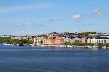 Stockholm, İsveç. sodermalm Adası, riddarfjarden kanal genelinde görülen kungsholmen Adası manzarası.