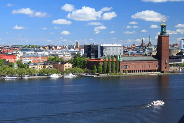 斯德哥尔摩 天际线青年岛与著名的市政厅 Stadshuset Riddarfjarden 海峡对岸看到从瑟德马尔姆岛 — 图库照片